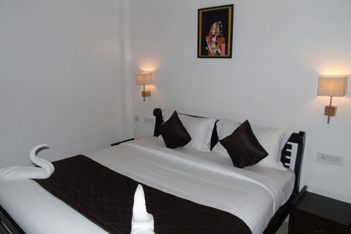 Room 12 of 25
