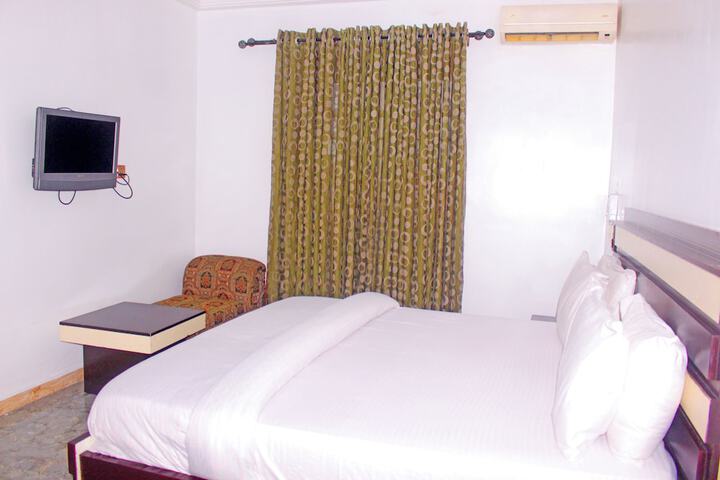 Room 8 of 38