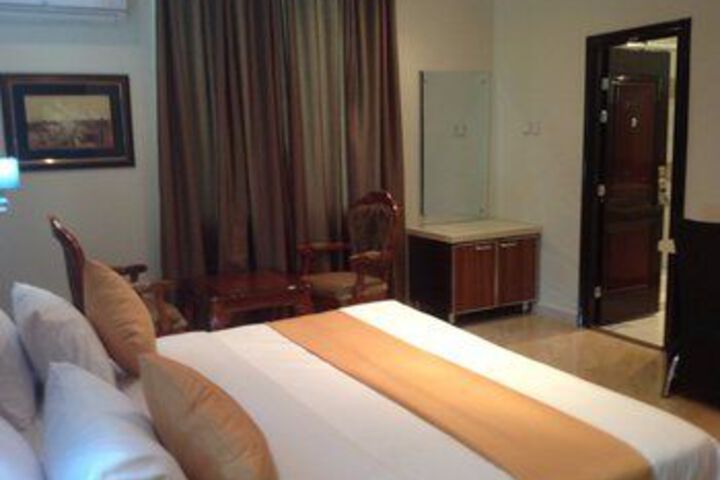 Room 4 of 17