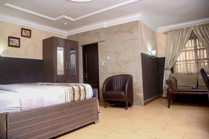 Room 9 of 25