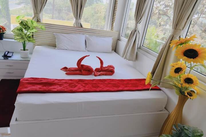 Room 5 of 18