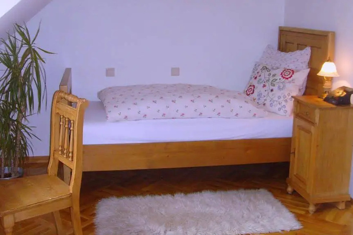 Room 5 of 10