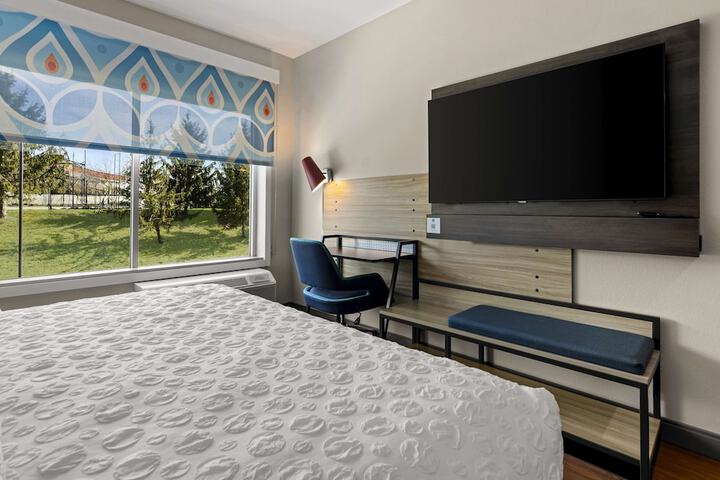 Room 8 of 33