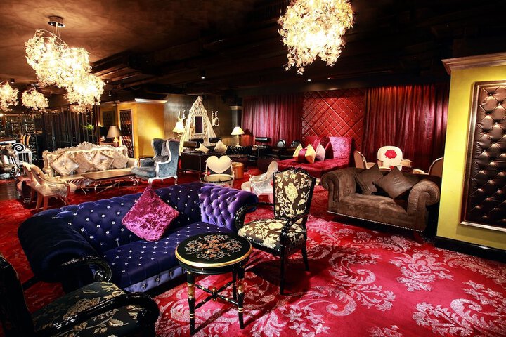 Lounge 32 of 37