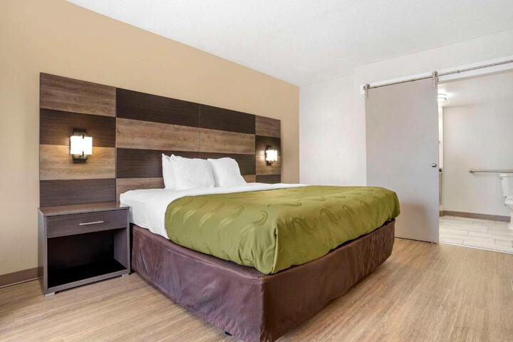 1 King Bed (7 of 18)
