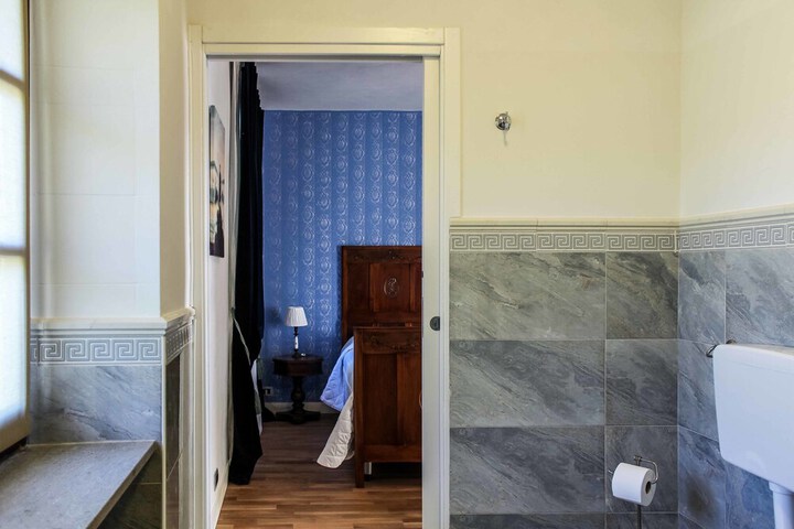 Room 7 of 48