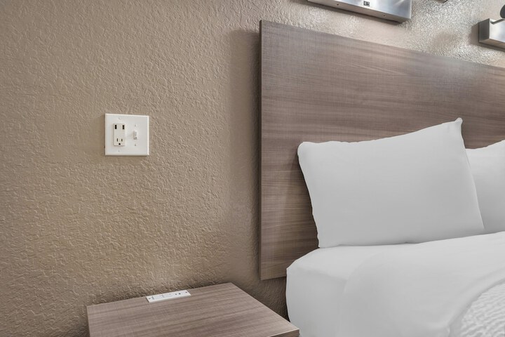 Room 32 of 49