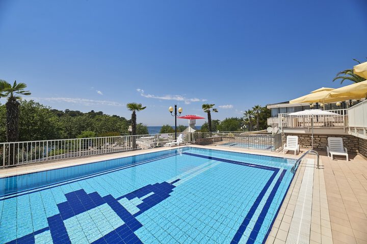 Hotel with Pool