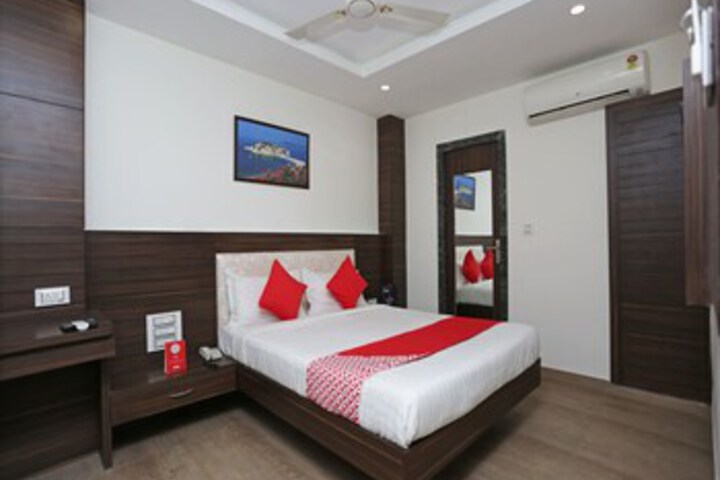 OYO 13045 Hotel Solitaire Inn
