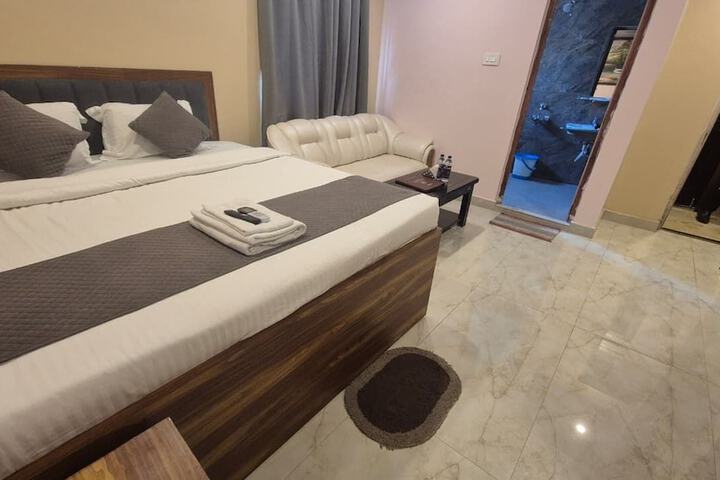 Room 8 of 12