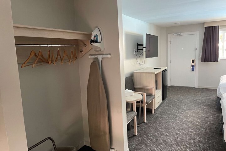 2 Queen Beds Outdoor Pool Area Desk Work Space Refrigerator, Coffee and Tea Maker Full Breakfast (8 of 20)