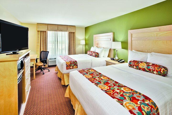 1 Queen Bed (14 of 17)