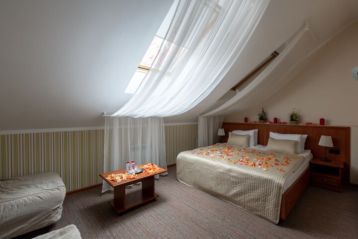 Room 2 of 25