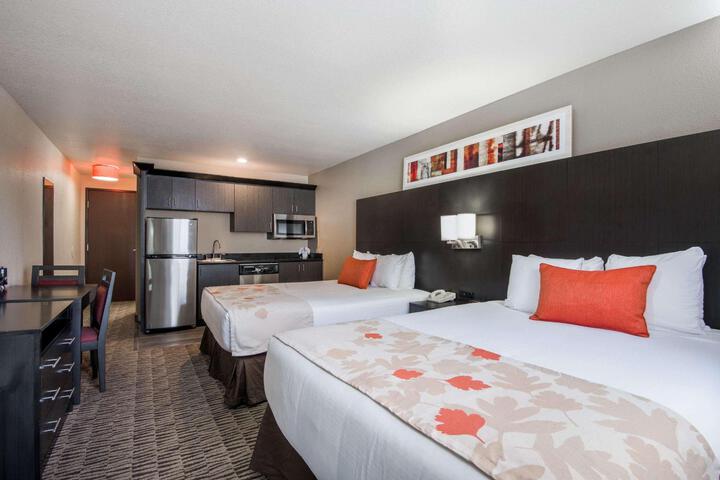 2 Queen Beds Deluxe Room (5 of 9)