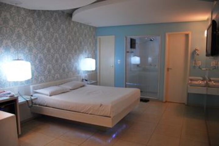 Room 4 of 9