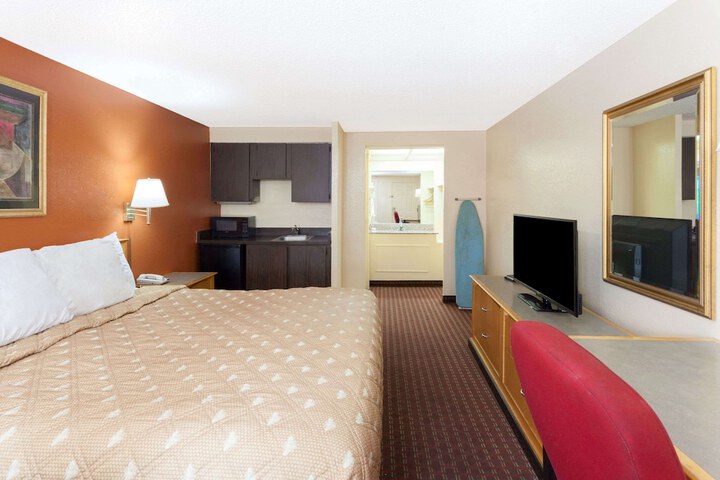 1 King Bed Accessible (9 of 9)