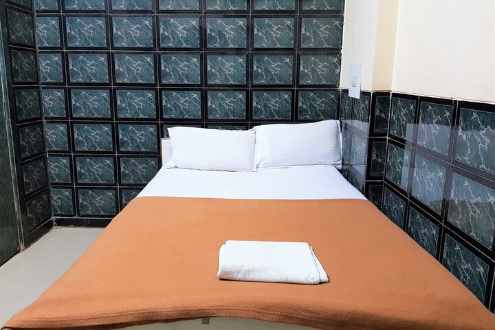 Room 5 of 12