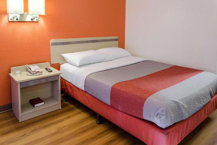 1 Queen Bed (3 of 8)