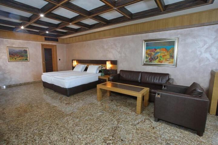 Room 10 of 81