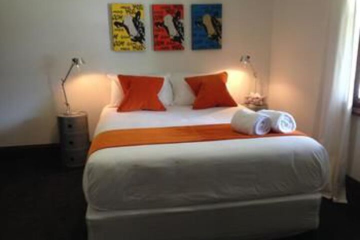 Room 4 of 16
