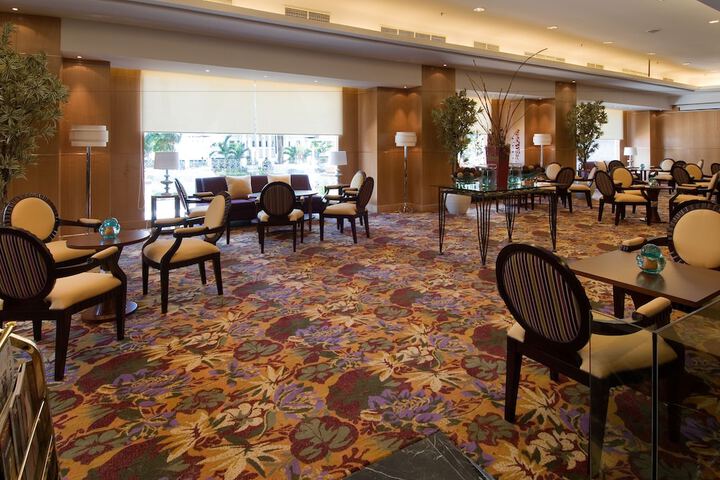 Lounge 16 of 23