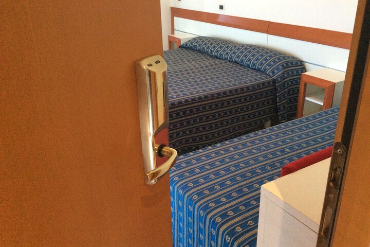 Room 9 of 26