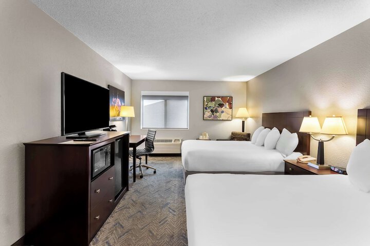 2 Queen Beds Microfridge Krgmkr Full Breakfast (9 of 14)