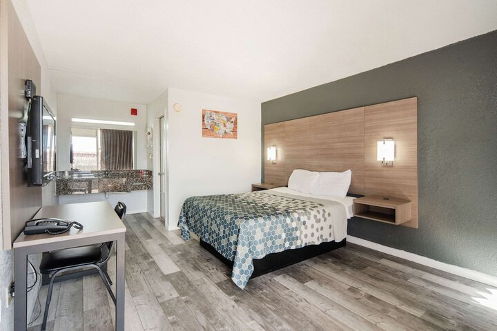 1 Queen Bed (15 of 27)