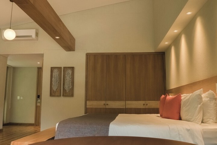 Room 83 of 132