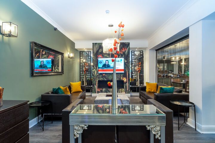 Lounge 67 of 69