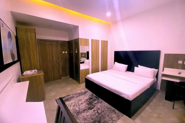 Room 32 of 66