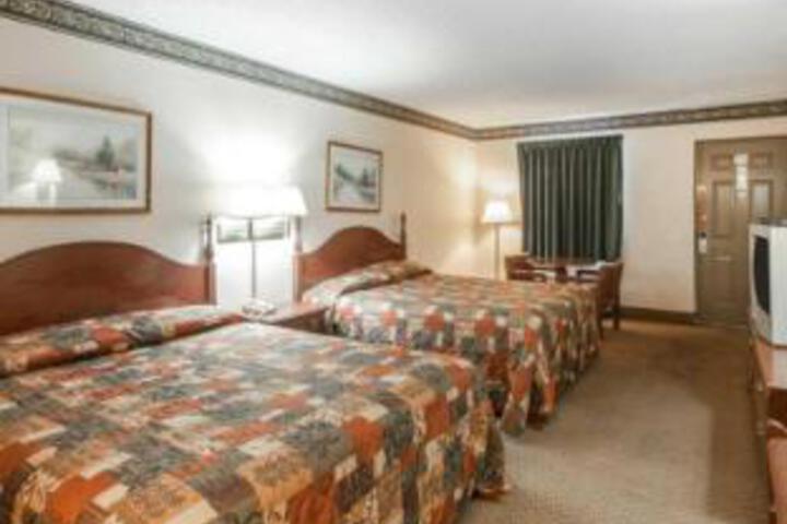 2 Queen Beds (8 of 12)