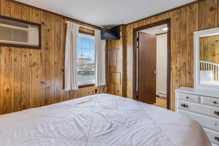 1 Bedroom Apartment Queen Bed Sofa (6 of 7)