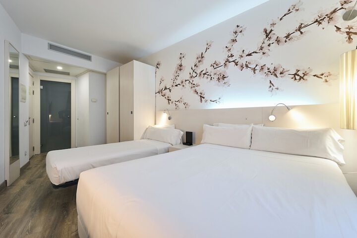 Room 11 of 32