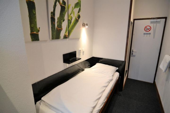 Room 10 of 42