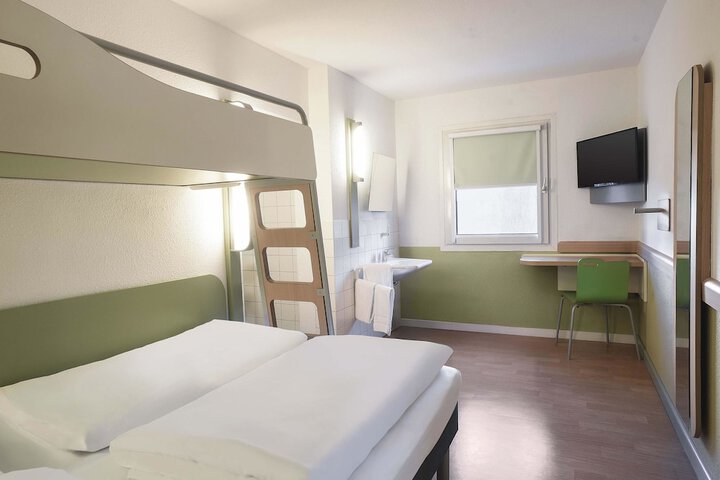 Room 8 of 28