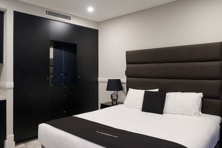 Room 5 of 13