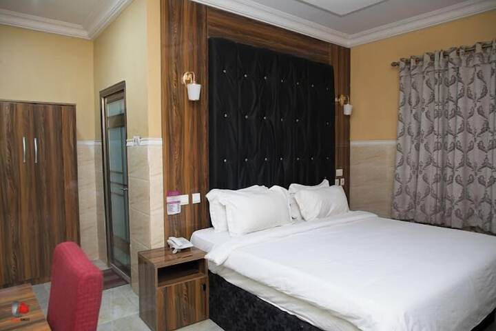 Room 9 of 76