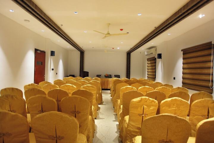 Ballroom/Hall 13 of 17