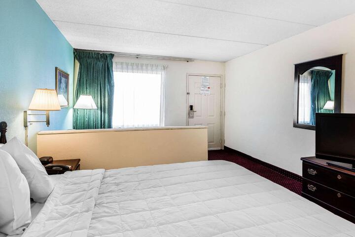 1 King Bed (2 of 16)