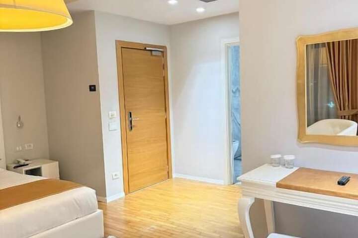 Room 11 of 25