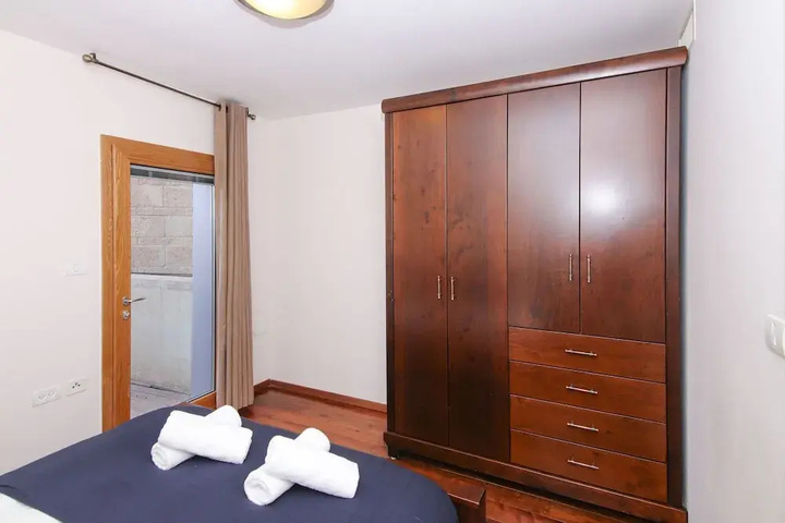 Room 7 of 32