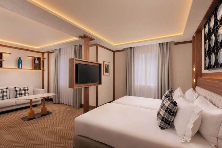 Room 33 of 82
