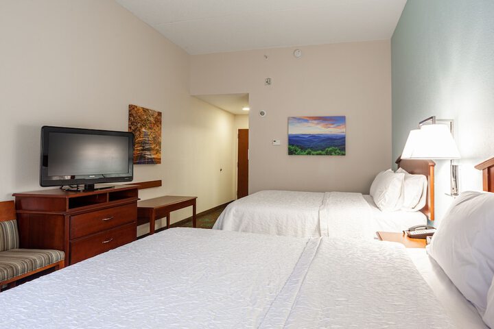 2 Queen Beds (2 of 9)