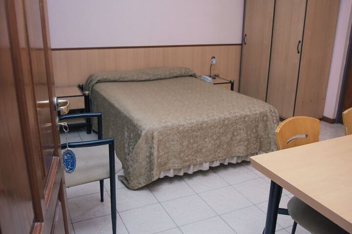 Room 6 of 16