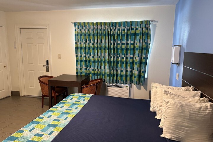 1 King Bed (3 of 4)