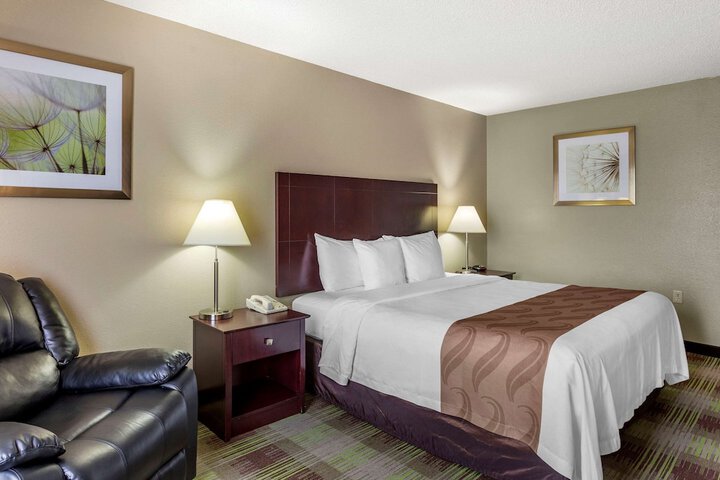 1 King Bed (4 of 17)