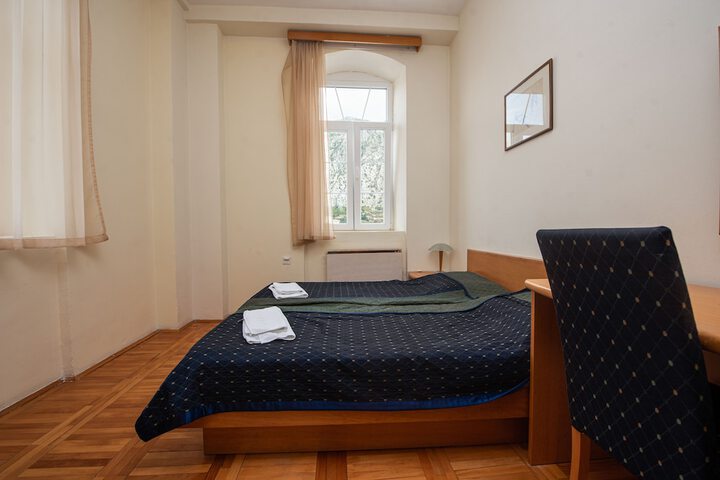 Room 4 of 38