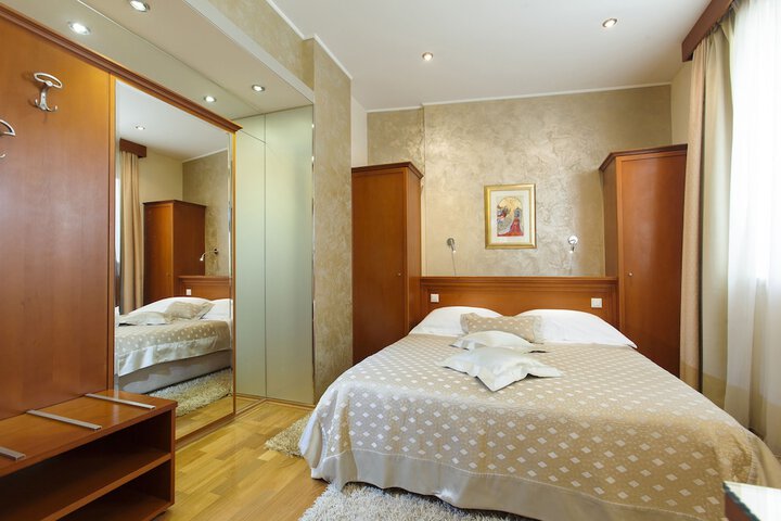 Room 21 of 76