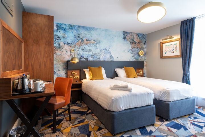 Room 5 of 18
